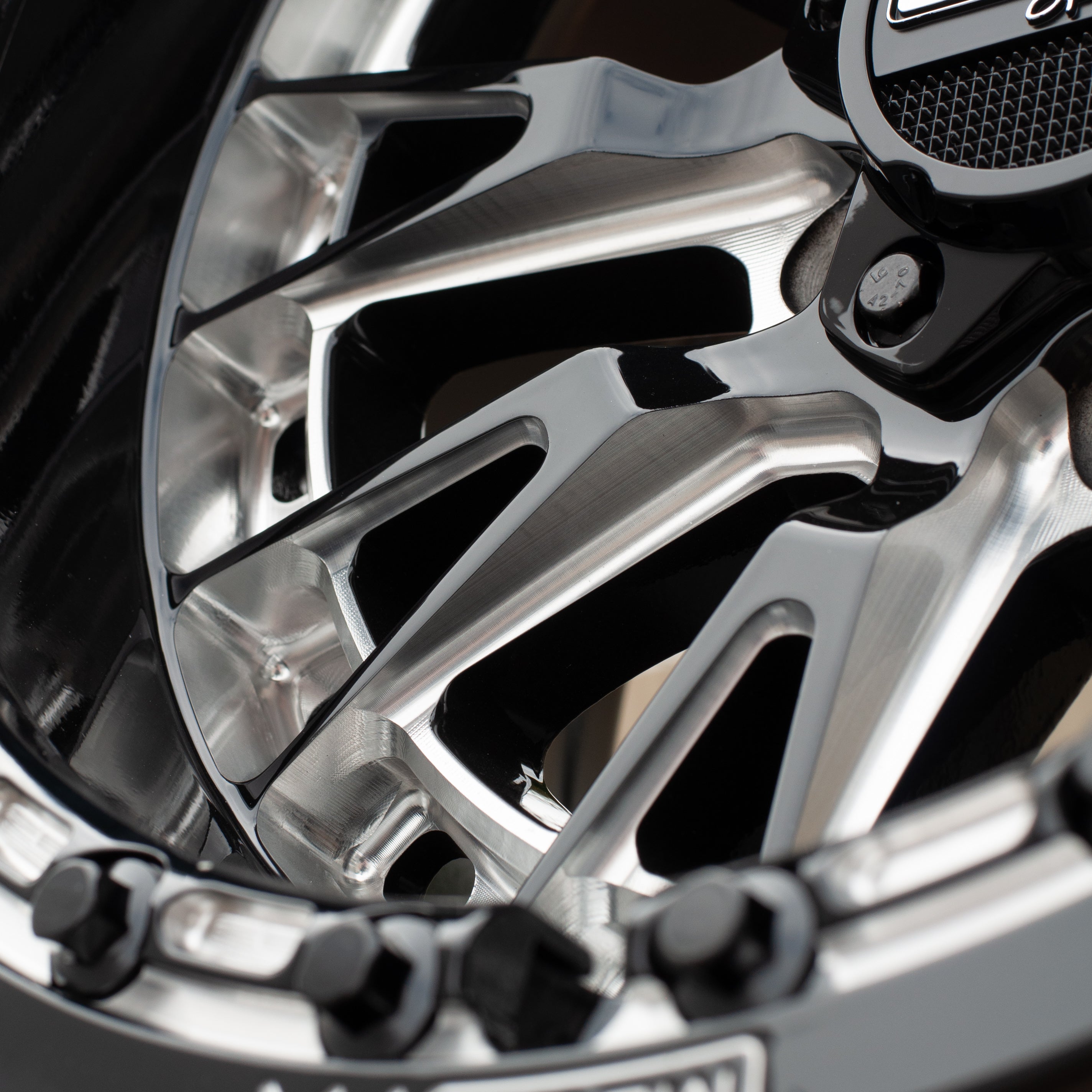 Slayer R Beadlock wheels black contrast cut close-up, showcasing details of forged aluminum and glossy finish.